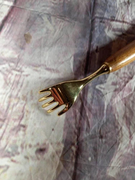 Manly Back Scratcher with Whiskey Barrel Handle – Unique Gift for Dad, Grandpa,