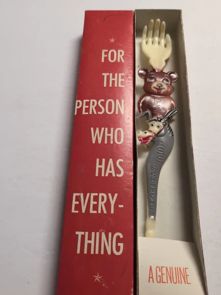 VINTAGE NOS PLASTIC "BEAR ASS" BACK SCRATCHER Gag Gift Orig Box